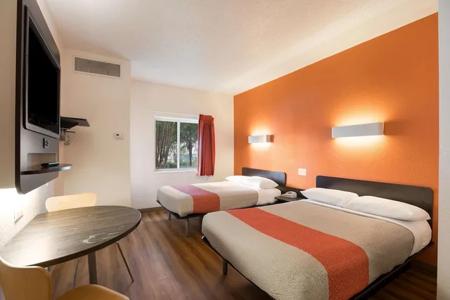 غرفة قياسية بسريرين مزدوجين لذوي الإعاقة، Motel6 Orlando, FL - International Dr 3/6
