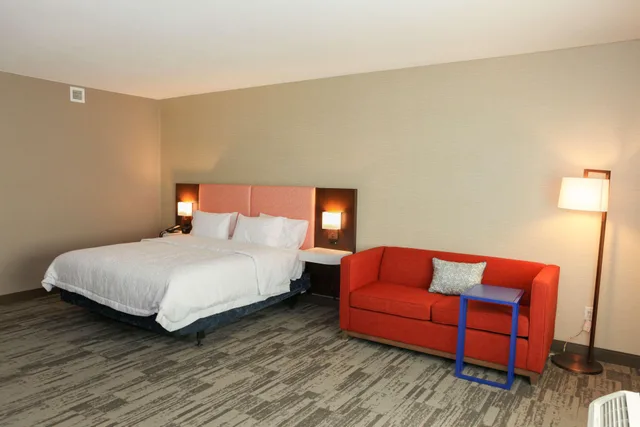 غرفة بسرير كينج، Hampton Inn and Suites Lafayette Medical Center CO 1/4