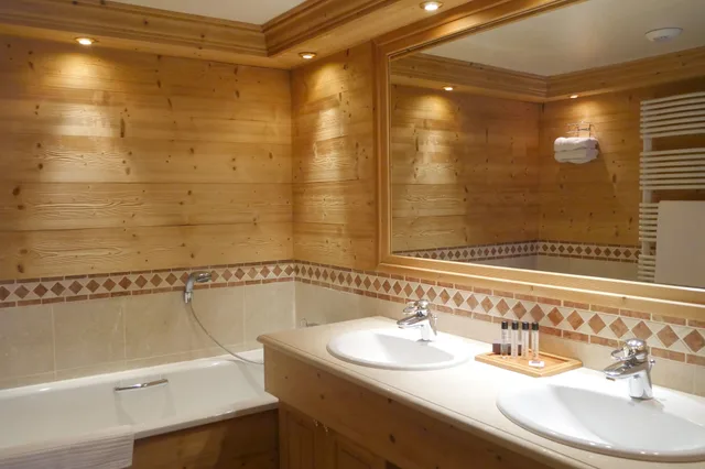جناح جونيور بسرير كينج وسرير فردي، Hôtel Tsanteleina 4/5