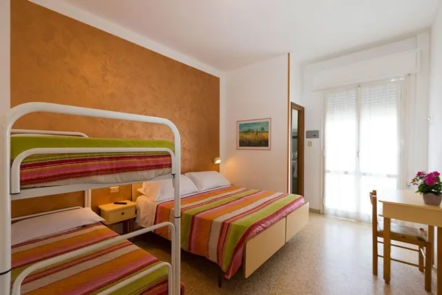 غرفة ثلاثية، Hotel Cosmos 1/1