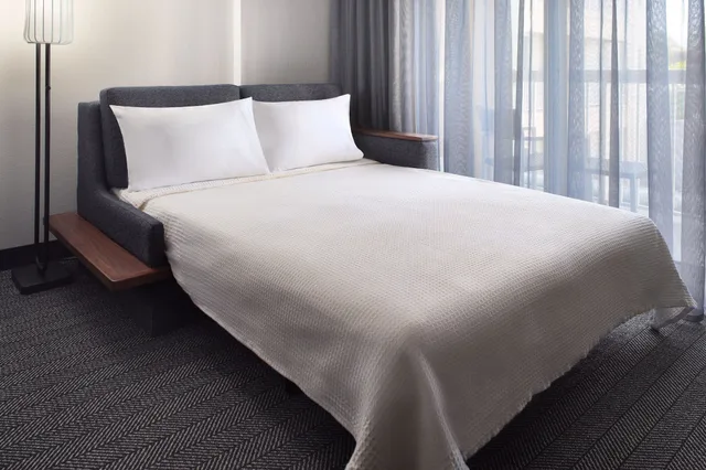 غرفة بسرير كينج مع أريكة، Courtyard Myrtle Beach Broadway 3/6