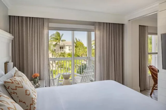 جناح بسرير كينج بإطلالة على المسبح بغرفة نوم واحدة، Margaritaville Beach House Key West 1/2