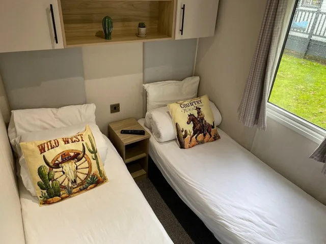 Mobile Home, Deluxe, 1 Double and 4 Single Beds، Gullivers Hotel 4/6