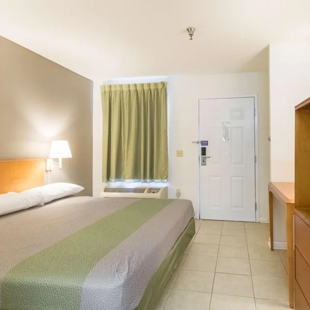 غرفة بسرير كينج، Studio6 Statesboro, GA 7/10