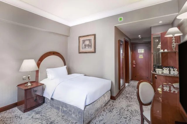 غرفة ديلوكس مفردة بسرير مزدوج، المدينة هيلتون(Madinah Hilton Hotel) 3/4