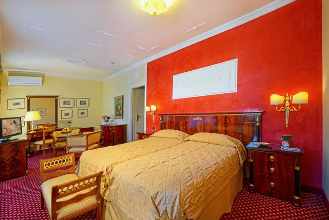 غرفة فاخرة بسرير مزدوج بإطلالة على المسبح بشرفة، Hotel Aurora Terme 1/3
