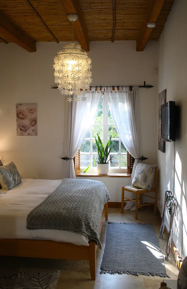 Comfort, Twin Beds, Rothman Manor Guest House 2/2