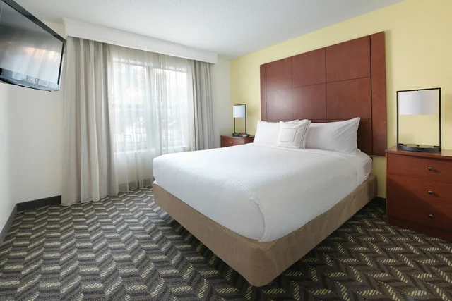 جناح بسرير كوين بغرفة نوم واحدة مع أريكة لذوي الإعاقة، Residence Inn Dallas Addison/Quorum Drive 1/3