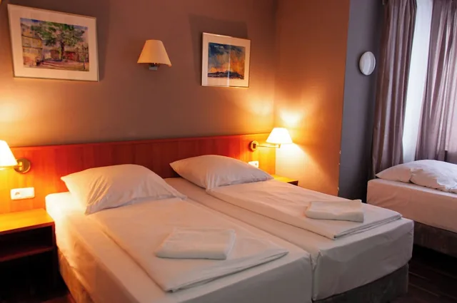 غرفة عائلية رباعية بسرير كينج وسريرين منفصلين، Fair Hotel Villa Diana Westend 1/8