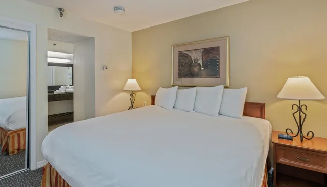 Two Bedroom King Suite، Chase Suite Hotel 1/2
