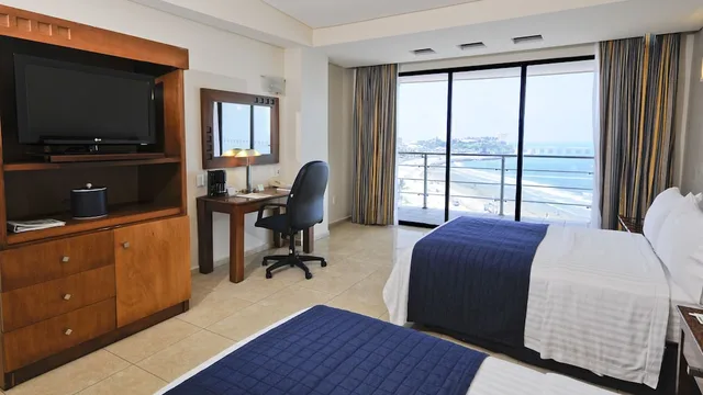 غرفة قياسية بسريرين مزدوجين بإطلالة على المسبح والبحر، Holiday Inn Veracruz Boca del Rio 6/8