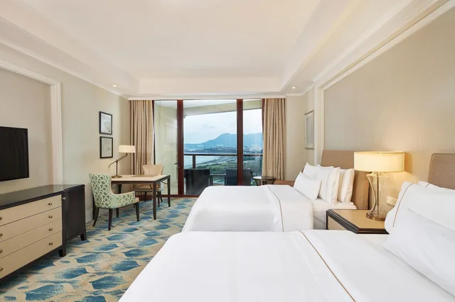 غرفة بسريرين منفصلين بشرفة بإطلالة جزئية على البحر، The Westin Zhujiajian Resort Zhoushan 1/3