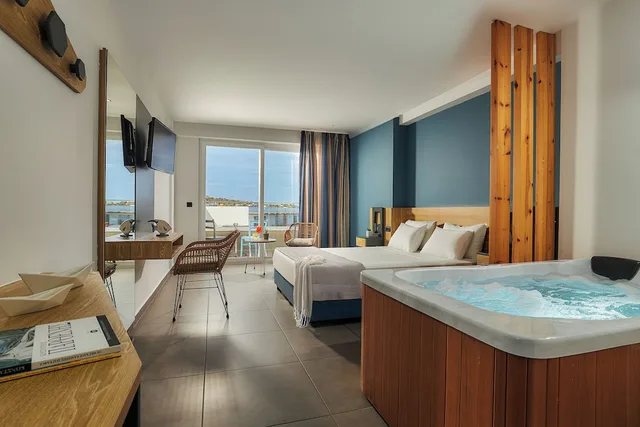Superior, King Bed, Indoor Jetted Tub، Enorme Infinity Beach 1/6