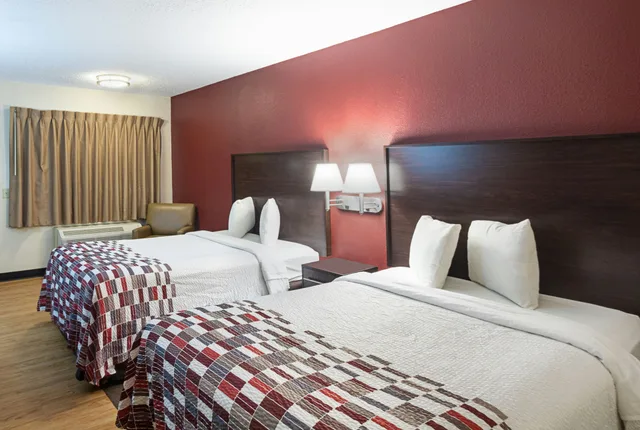 غرفة ديلوكس بسريرين مزدوجين لذوي الإعاقة، Red Roof Inn Cincinnati East - Beechmont 2/4