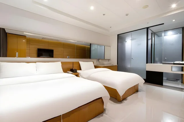 غرفة عائلية بسريرين منفصلين وسرير مزدوج وسرير فردي، Brown Dot Hotel Incheon Songdo 1/1