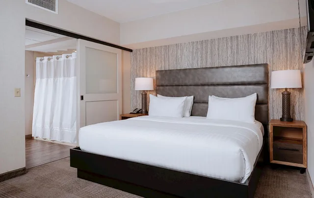 Courtyard, King Bed، Cherry Valley Hotel 1/1