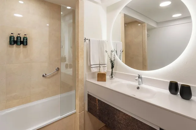 غرفة عائلية بسرير كوين مع أريكة، Melia Atlantico Isla Canela 8/8