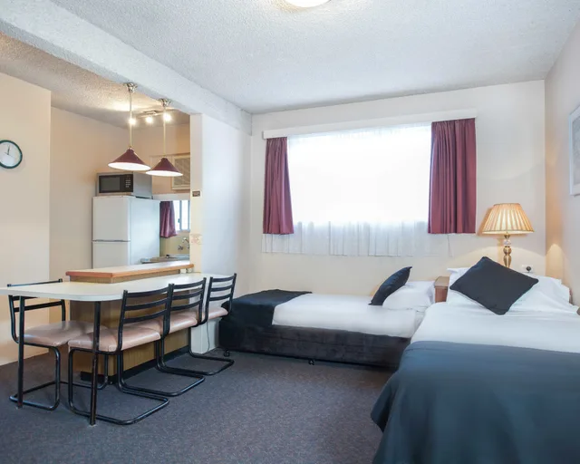 غرفة بسرير كوين وسريرين فرديين بغرفتي نوم، Blue Mountains Heritage Motel 4/5