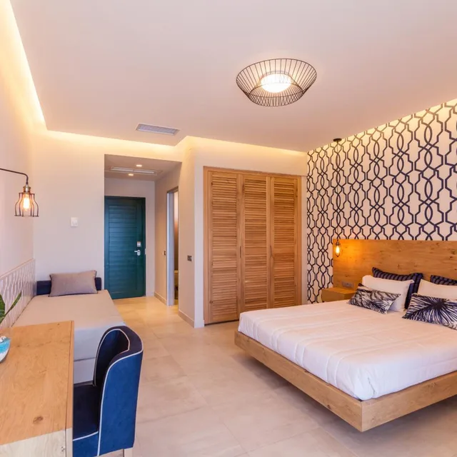 Superior, Family, Sirens Beach Hotel 4/10