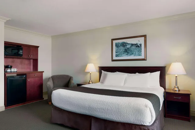 Room, King Bed, Smoking, Quality Inn & Suites Whitecourt 1/4