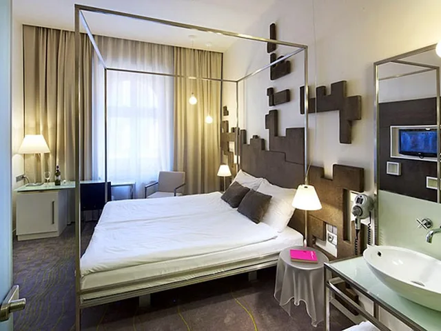 Room, Double Bed, Pure White 1/2
