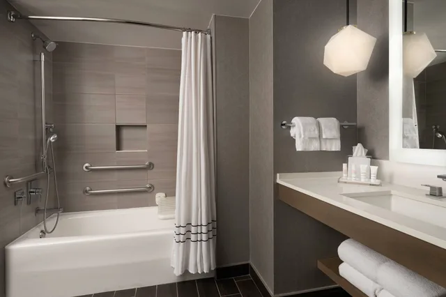 غرفة بسرير كينج بشرفة، Warner Center Marriott Woodland Hills 3/6