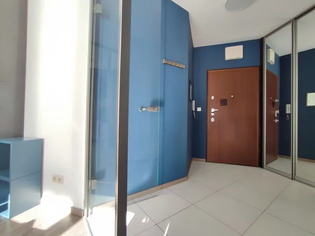 جناح بسرير كوين بشرفة بغرفة نوم واحدة مع أريكة، Turnau City Aparthotel 7/7