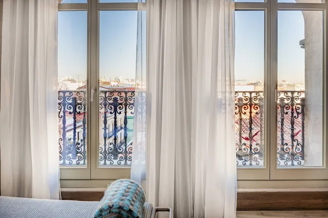 غرفة ديلوكس بسرير كينج بشرفة بإطلالة، Circulo Gran Via Hotel Autograph Collection Adults Only 1/3