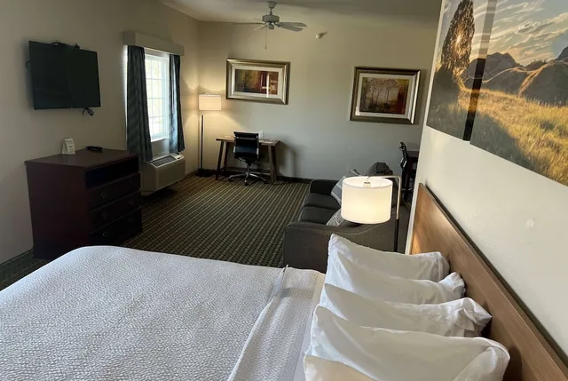 جناح بسرير كينج مع أريكة، Days Inn & Suites by Wyndham Columbus NE 6/10