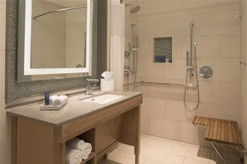 غرفة بسرير كينج بإطلالة على المسبح، Zota Beach Resort 1/1