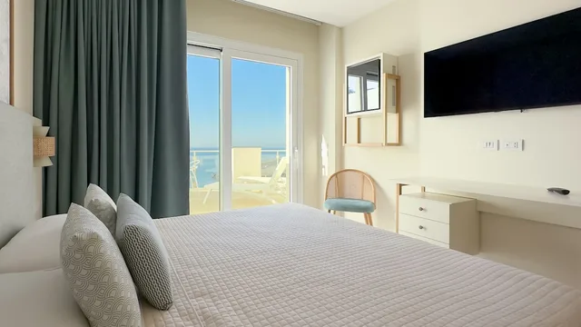 غرفة جونيور بسرير مزدوج بإطلالة على البحر بغرفة نوم واحدة، Hotel Giosue A Mare 6/10