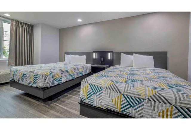 غرفة رباعية بسريرين كوين، Motel6 Fort Worth, TX - Burleson 2/3