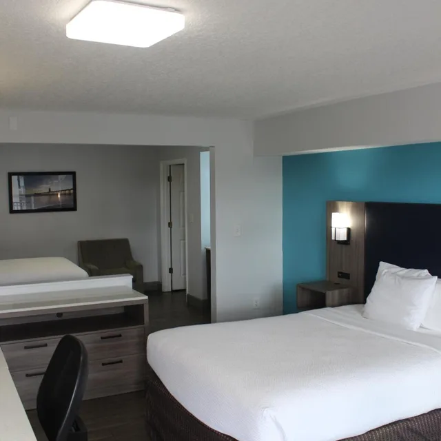 Split, Suite, Queen Bed, Partial Split View, City View، La Quinta Inn & Suites by Wyndham Oceanfront Daytona Beach 3/10