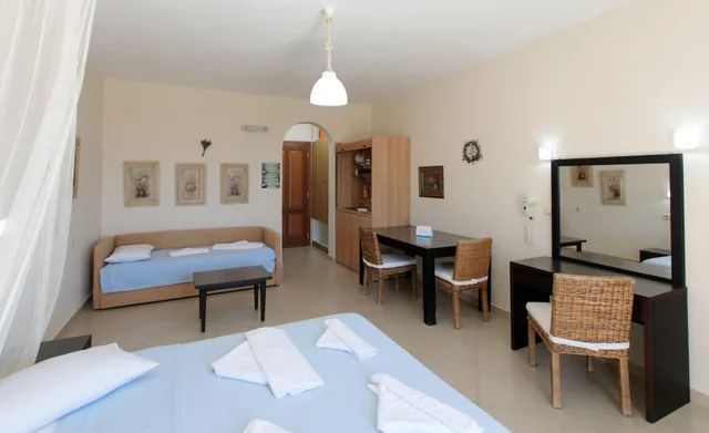 غرفة ثلاثية بسرير كينج مع أريكة، Margaritari Hotel 5/8