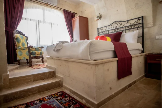 غرفة صغيرة بسرير مزدوج بحمام خاص، Guven Cave Hotel 1/1