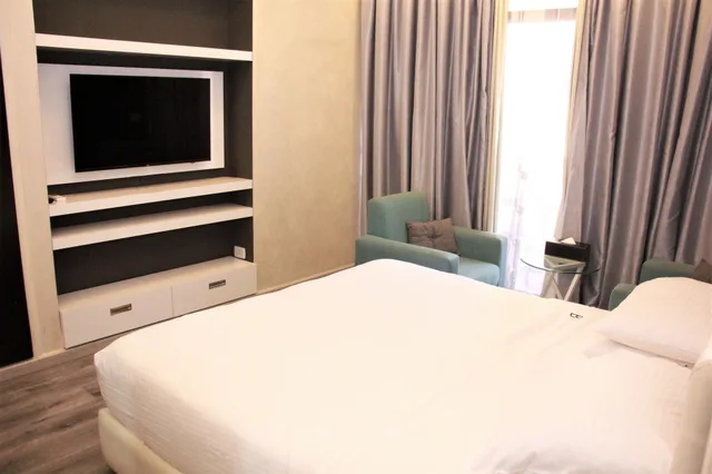 2 Bedrooms, Family Suite, 1 Double and 3 Single Beds, City View، Beverly Hotel, Beirut 2/5