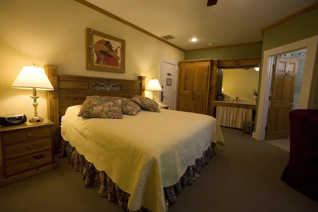 House, King Bed, Highland Lake Inn & Resort 4/9