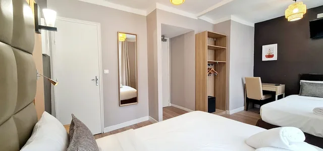 غرفة ثلاثية بسرير مزدوج وسرير فردي، Hotel De France. 4/10