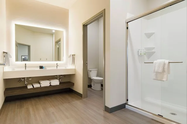 Courtyard, Superior, King Bed، Clubhouse Hotel Suites Sioux Falls 2/2