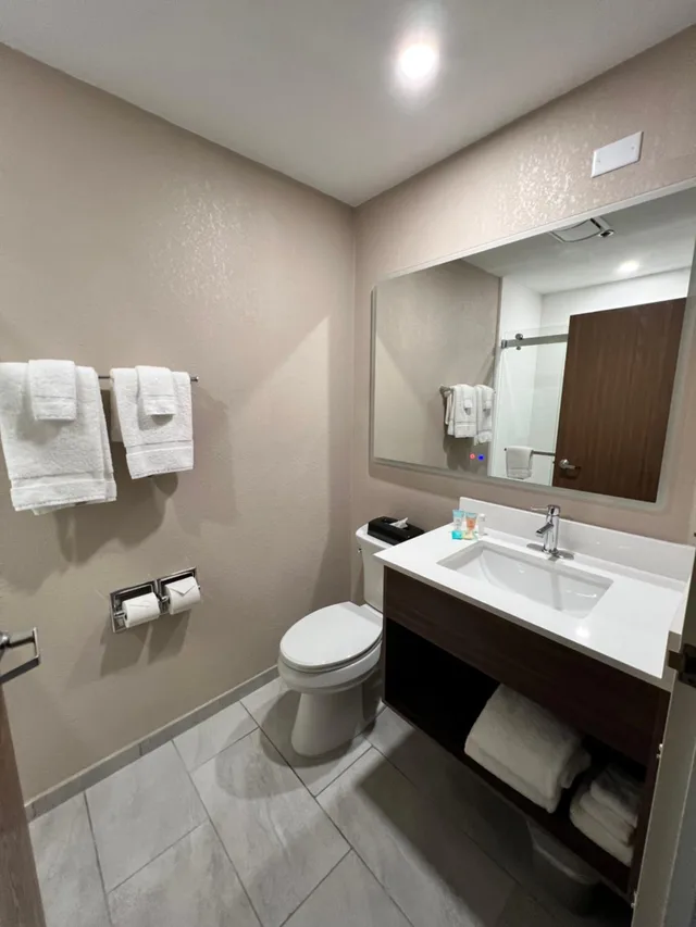 جناح بسريرين كوين مع أريكة بحوض جاكوزي، North Country Inn & Suite 3/4
