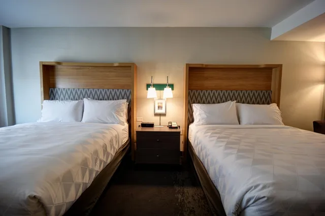 غرفة قياسية بسريرين كوين بحوض استحمام لذوي الإعاقة، Holiday Inn Lancaster 1/6