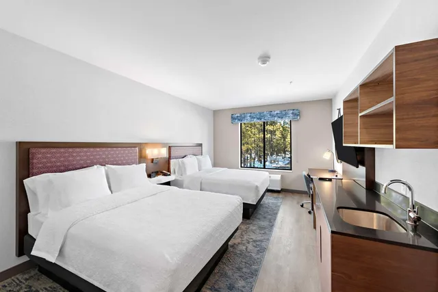 غرفة بسريرين كوين بحوض استحمام لذوي الإعاقة، Hampton Inn Big Bear Lake 1/4