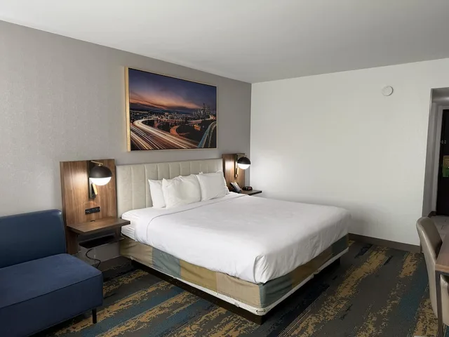 Room, King Bed, Accessible, La Quinta Inn & Suites by Wyndham Seattle Sea-Tac Airport 8/10