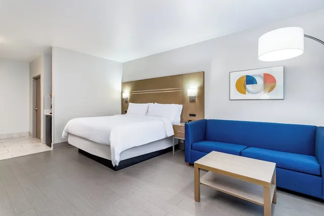 غرفة قياسية بسرير كينج مع أريكة، Holiday Inn Express & Suites Memphis Arpt Elvis Presley Blv 2/5