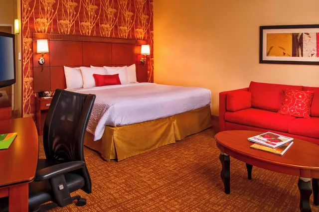 غرفة بسرير كينج مع أريكة لذوي الإعاقة، Courtyard by Marriott Virginia Beach Norfolk 1/2