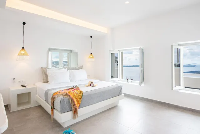 Cliff, Deluxe, Suite, King Bed, Caldera View, Outdoor Jetted Tub, Caldera Cliff Illusion Suites 1/1