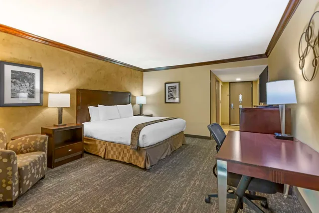 غرفة بسرير كينج بحوض استحمام لذوي الإعاقة، Best Western Plus Raton Hotel 3/4