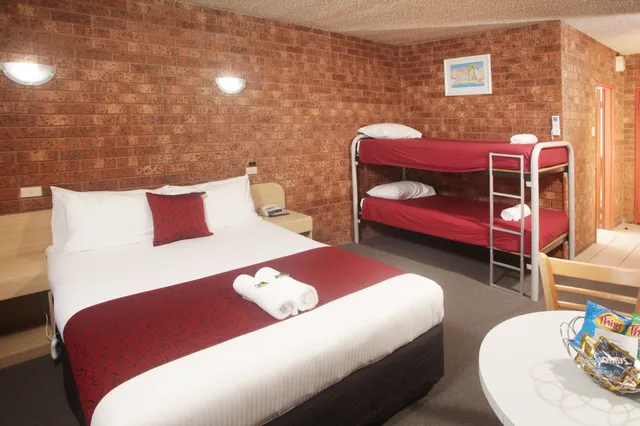 Family, Twin Beds, 1 Queen and 1 Single Bed, Bunk Bed, Queen Bed, Courtyard Motor Inn 1/2