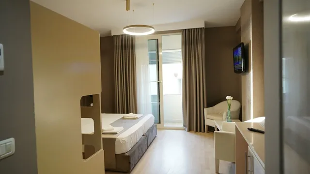 غرفة رباعية بسريرين مزدوجين بإطلالة جزئية على البحر، Majestic Hotel 3/3
