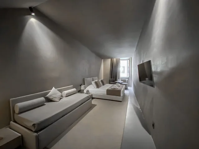 غرفة بريميوم ثلاثية بسرير كوين وسرير فردي، Elysium Suites Collection 1/8